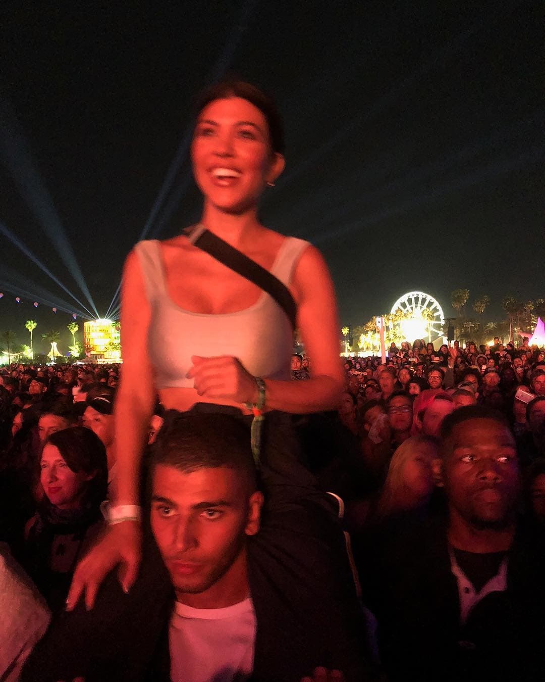 De Cleveland viajaron a California, donde este fin de semana, Kourtney disfrutó como quiso en 
<b>el festival de Coachella</b>. Allí su galán, el modelo argelino Younes Bendjima, la cargó para que pudiera ver bien 
<b><a href="https://www.univision.com/entretenimiento/asi-fue-la-increible-presentacion-de-beyonce-en-el-festival-de-coachella-incluida-mi-gente-pero-sin-j-balvin-video">el show de Boyoncé</a></b>.