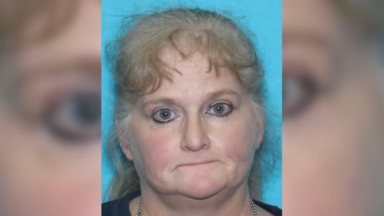 Jana Renne Whitmire, 42 años. Se le vio por última vez en Spring, Texas. Tiene antecedentes en el condado Harris por robo.