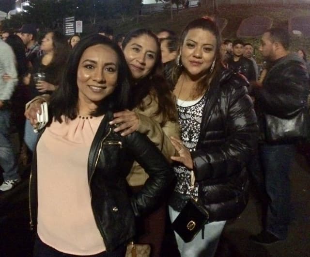 <b>Sonia, Lorena y Sara - California</b>
<br>
<b>Sonia: </b>“Venimos siguiendo a Maná de muchas partes, los vimos en Fresno, y ahora acá en Oakland. Ellos siempre me han dado esos mensajes de cuidar el planeta. Esta noche transmitieron su tristeza de los resultados de las elecciones."
<br>
<br>
<b>Lorena: </b>"Yo voy a muchos conciertos, pero en los conciertos de Maná se me enchina la piel. Es triste ver que la humanidad pone barreras, para mí no hay barreras, la gente solo se divide en dos: buenas y malas.” 
<br>
<br>
<b>Sara: </b>“A mí simplemente me encantan, su música no tiene fronteras.”