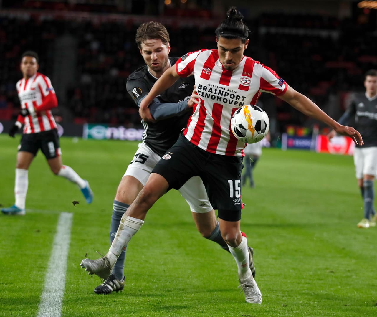 <b>¡Feliz cumpleaños #23, Guti!</b>
<br>El mediocampista mexicano del PSV Eindhoven cumple 25 años este 15 de junio. Para ello, recordamos que su 'look' lo pone, sin duda, en una comparativa cercana a grandes futbolistas.