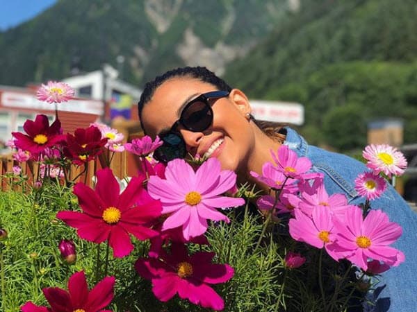 "¡Feliz Domingo amores de mis amores! Les cuento que la flora en Alaska es impresionantemente bella, de colores vibrantes en su mayoría. Con esta foto agradezcamos las cosas que Dios nos da, apreciemos los pequeños detalles. ¿Cuál es tu flor favorita?", preguntó a través de la red social.