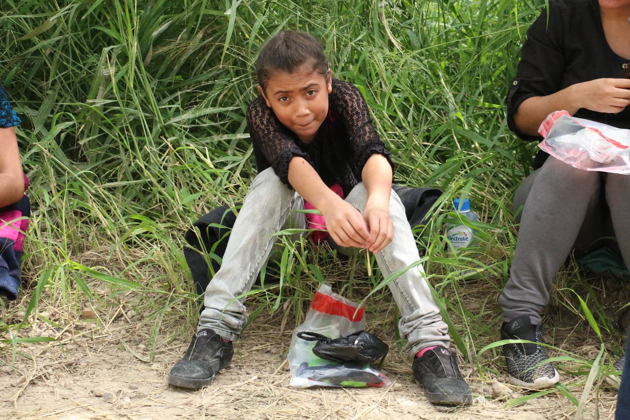 Esta niña salvadoreña viajaba con su mamá. Buscan el futuro mejor que no piensan conseguir en su país de origen.