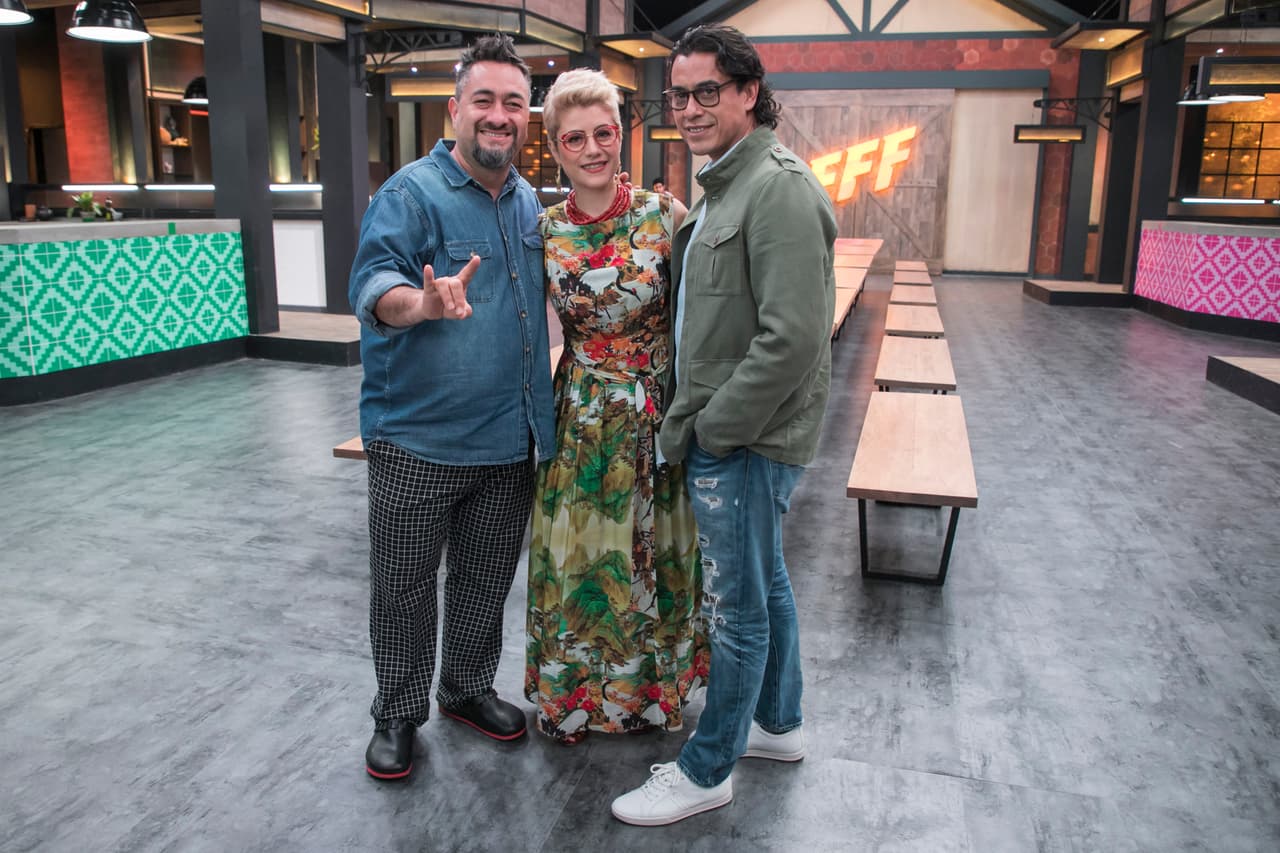 Carlos es amante de la cocina y los sabores tradicionales mexicanos: "Yo espero que me recuerden a mi infancia, esos sabores que sólo tenemos en este país. Me tiene muy entusiasmado Familias Frente al Fuego", explicó.