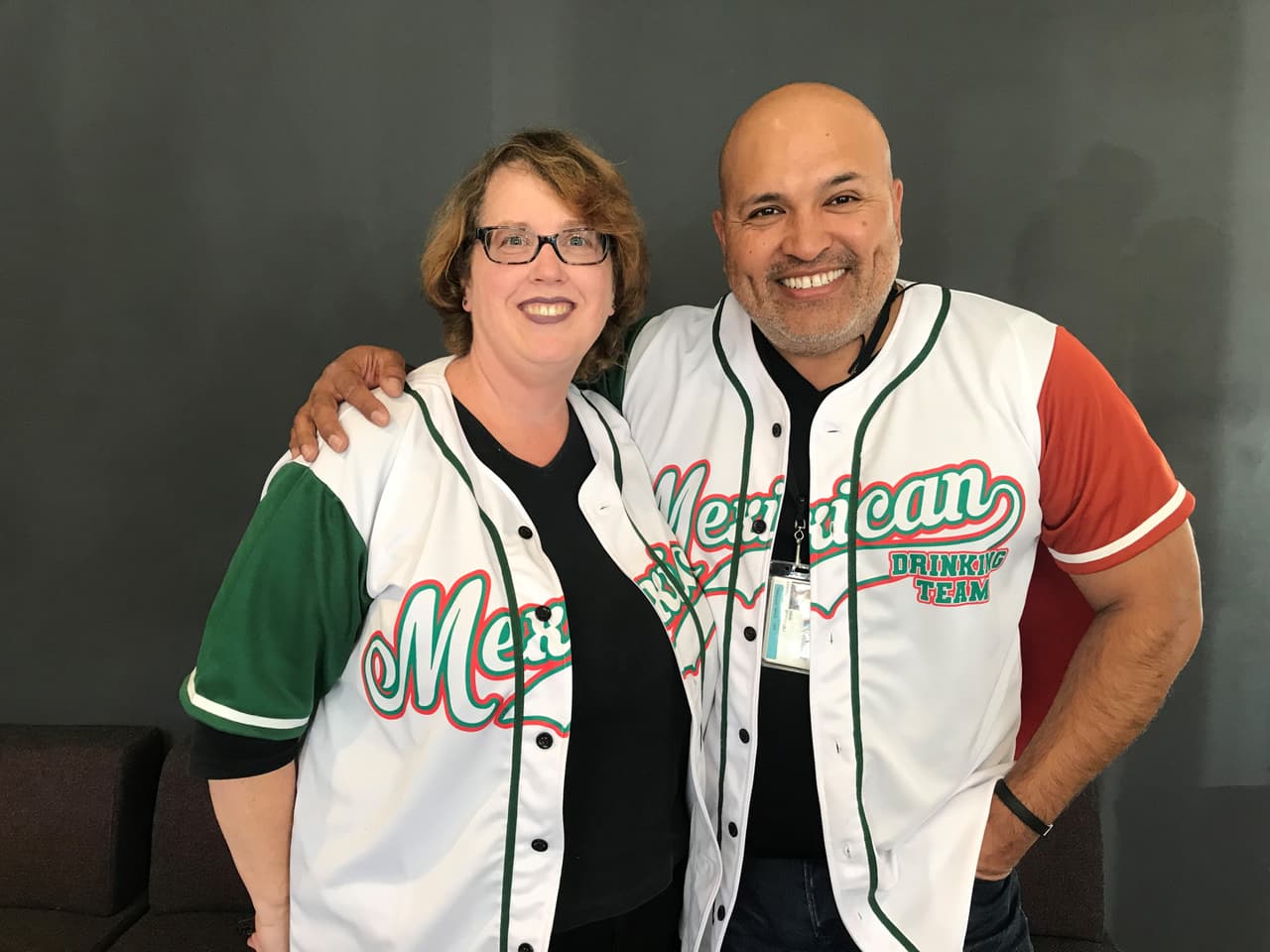 Y así de felices lucen Raúl Rodríguez, Presidente y Gerente General de Univision Área de la Bahía y Kari Swanson, gerente de oficina, que se disfrazaron de jugadores de boliche. Los dos vestían la misma camiseta.