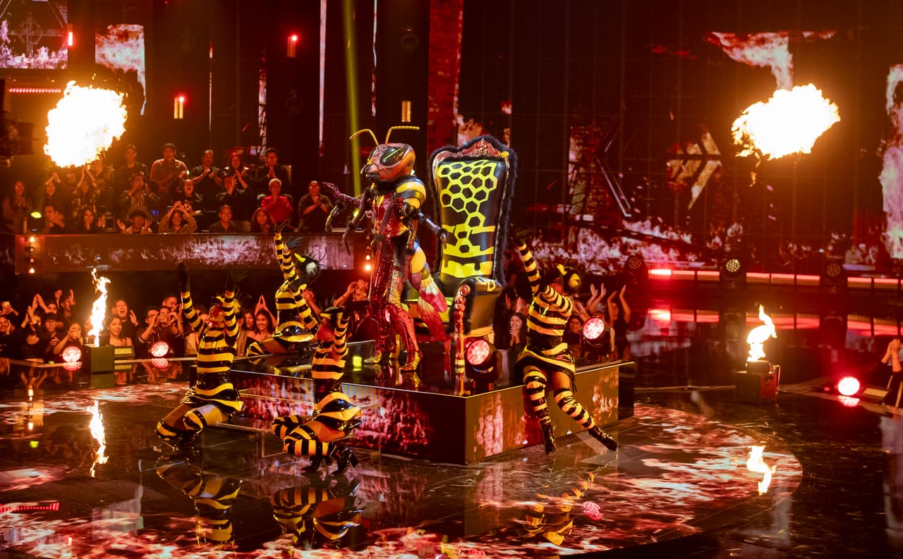 El performance de Avispa tuvo mucho fuego y cantó ‘Mala Hierba’, un tema que hiciera famoso Alejandra Guzmán en los ’90. Las pistas lejos de ayudar 'despistaron' mucho a los investigadores. Ellos creen que Vanessa Guzmán, Consuelo Duval o Thalía podrían ser Avispa.