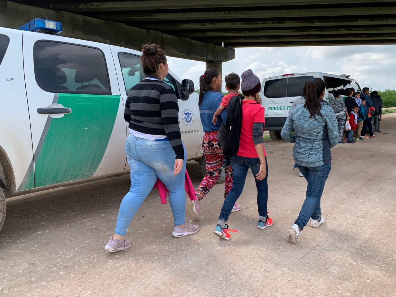 Quienes cruzaban sin documentos a territorio estadounidense solían esconderse de las autoridades fronterizas, ahora buscan a los oficiales para entregarse y pedir asilo.