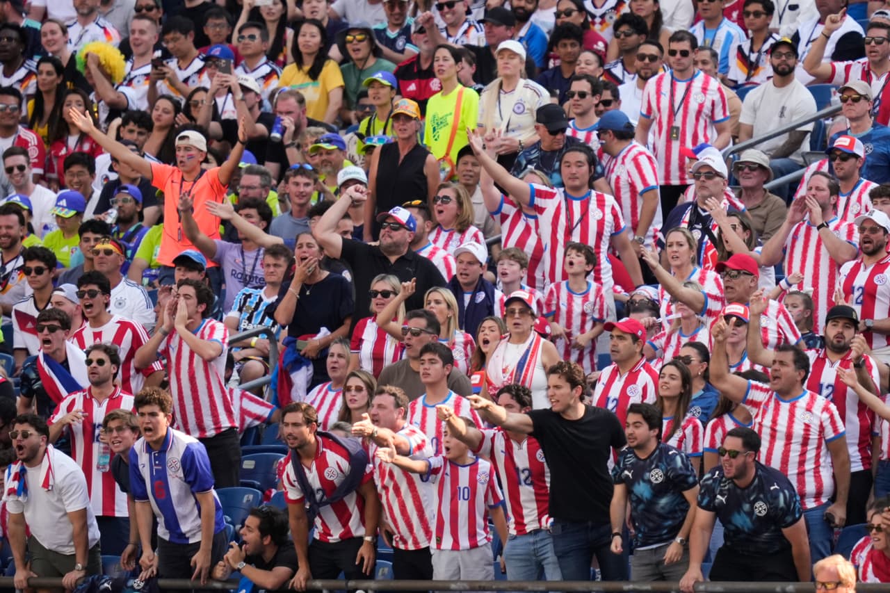 Aficionados de Paraguay reaccionan durante el partido de la ronda de 32 del Mundial de fútbol entre Alemania y Paraguay en Foxborough, Massachusetts, cerca de Boston, el lunes 29 de junio de 2026.