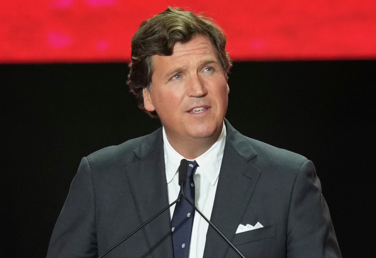 Tucker Carlson pronuncia un discurso en un homenaje a Charlie Kirk, el 21 de septiembre de 2025, en Glendale, Arizona.