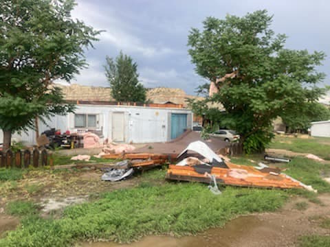 El tornado arrancó 
<b>el techo de una casa rodante</b>. Debido a la fuerza del viento los trozos del techo quedaron regados por la carretera y en las propiedades de algunos vecinos.