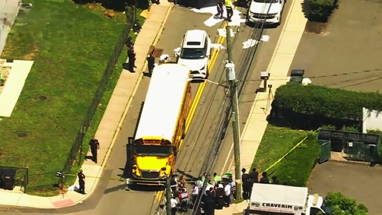 Un menor muere tras ser atropellado por un autobús escolar en Nueva York: esto se sabe