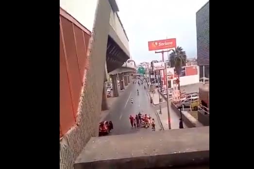 Sin embargo, algunos de los sujetos continuaron su agresión al fanático de Tigres en plena calle.