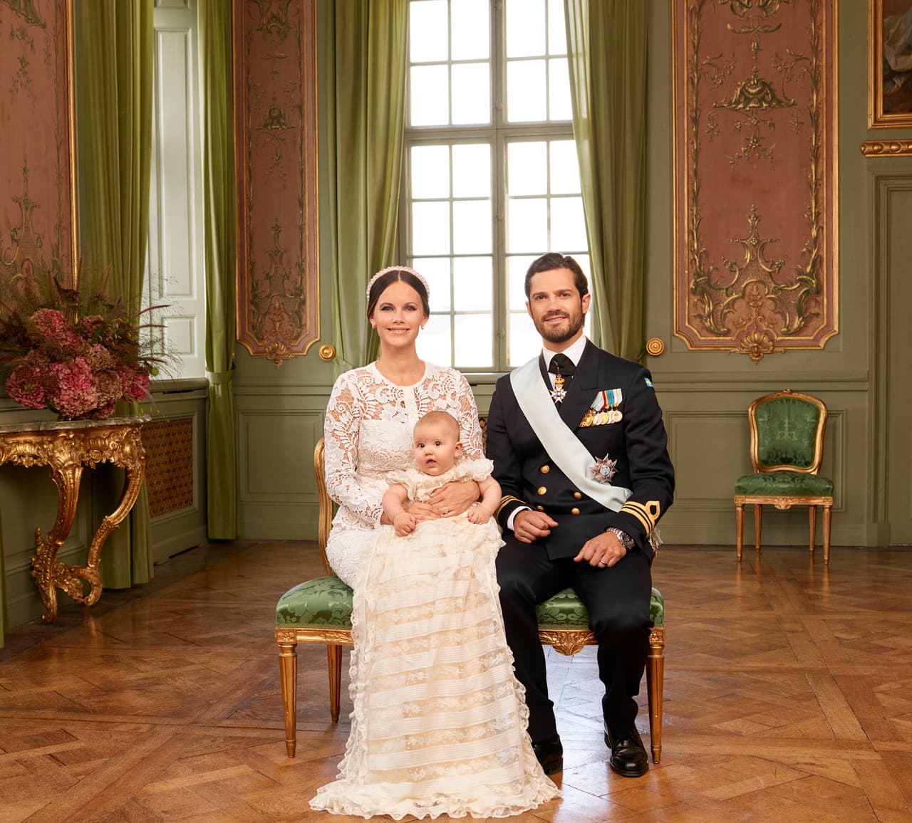 El encantador Alexander de Suecia celebró su bautizo en la capilla del Palacio de Drottningholm.