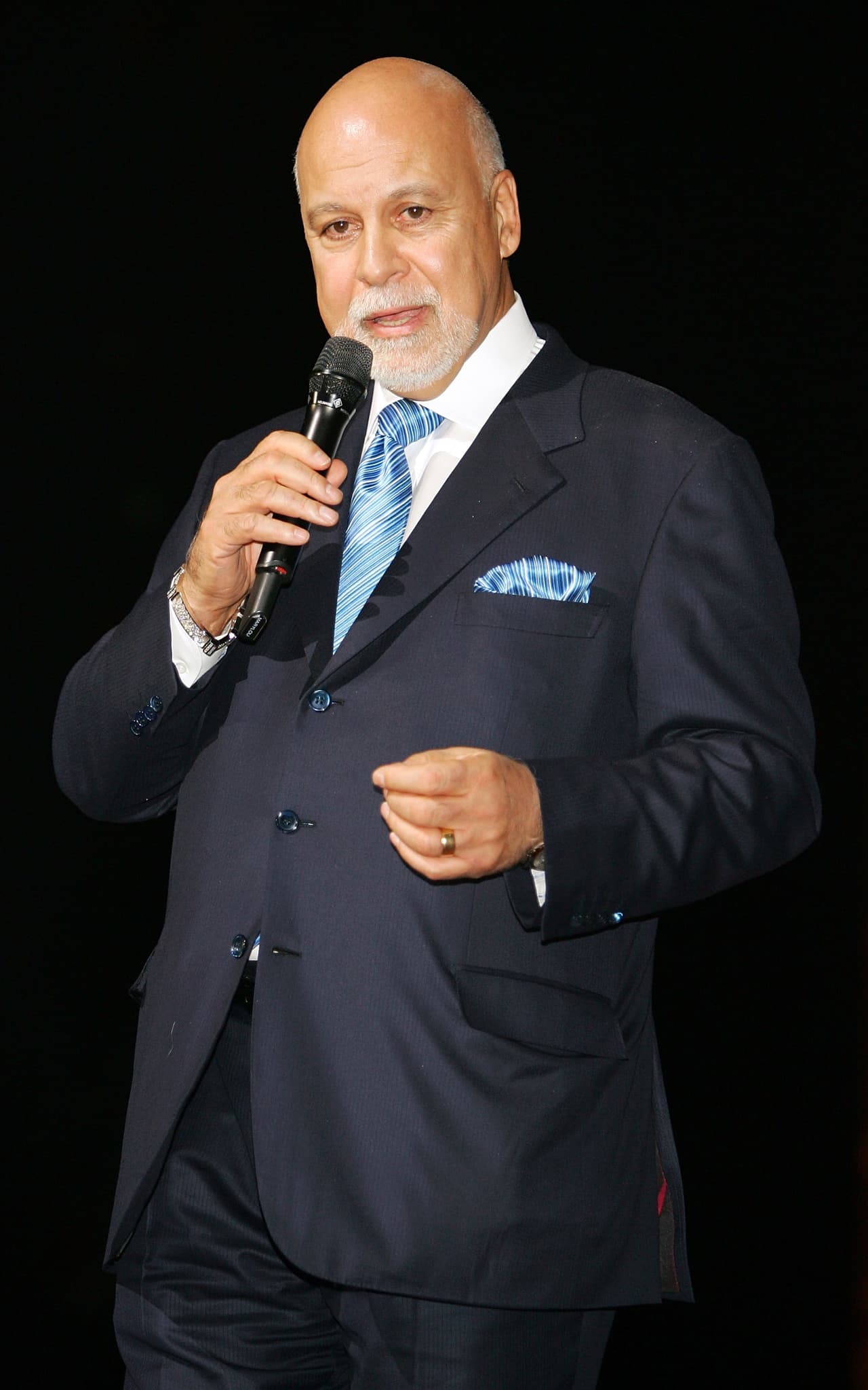 Cuando le hicieron esa pregunta de manera directa a Angélil, él indicó sin titubear: "El éxito de nuestra relación es sencillo. Respetar a la persona con la que compartes tu vida es como decirle que la amas por ser como es..."