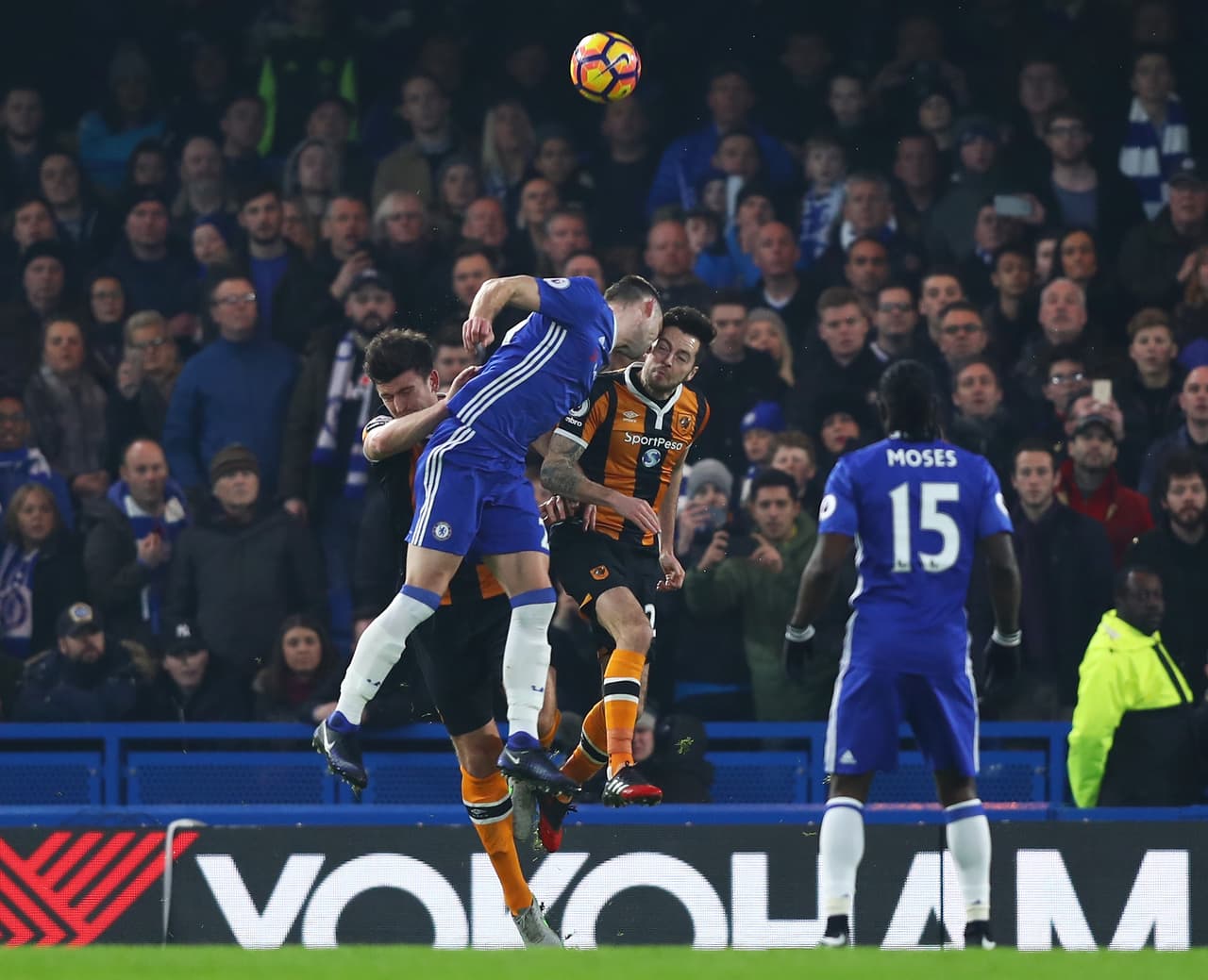 El jugador del Hull City, en la pasada temporada, recibió este duro golpe de Gary Cahill en un duelo aéreo.