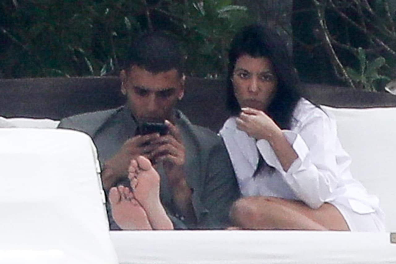 Y de la compañía de su actual novio, el argelino Younes Bendjima. La madre de tres niños está saliendo con el modelo desde el año pasado.