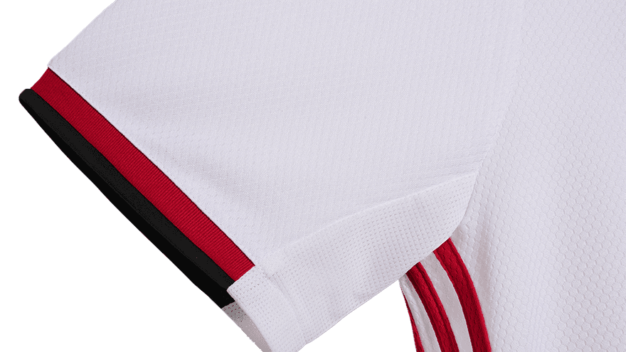 Después de la desolación por la dura eliminación de la Champions League a manos del Tottenham, el Ajax anunció su playera para la siguiente temporada con tintes algo retro. Los detalles negros en cuello y puños regresan, así como las tres franjas de la marca alemana en los laterales del torso y el escudo en fondo blanco.