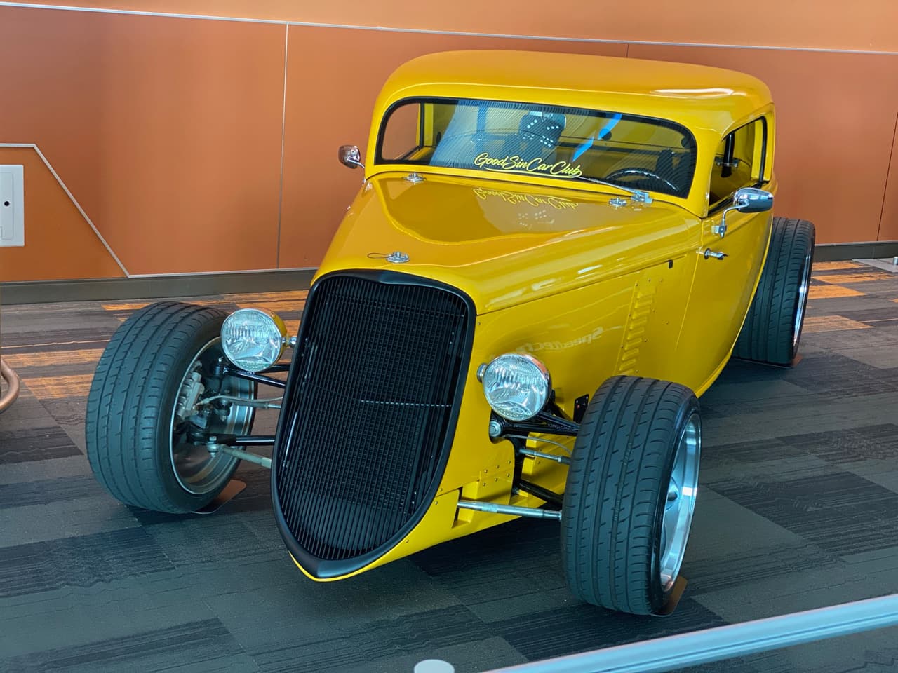 Una de las cosas favoritas de los asistentes es que aquí tienen la oportunidad de ver automóviles que difícilmente podrían ver circulando en las calles del Área de la Bahía, como este coche digno de una película de antaño.