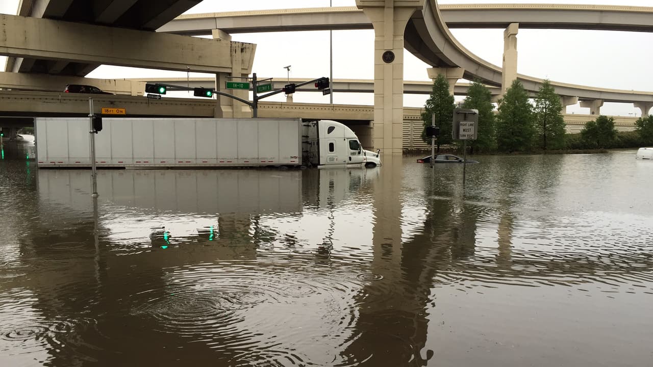 El agua ha anegado carreteras y autopistas por lo que las autoridades han recomendado a los residentes no salir de sus casas.