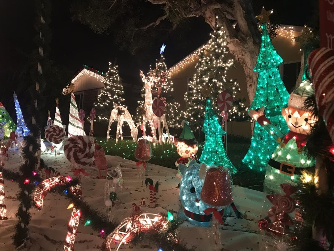 <b>Las luces navideñas de Sleepy Hollow:</b>
<br>Vaya que las decoraciones navideñas de este vecindario de Torrance merecen la pena disfrutarse.
<br>En años pasados, los residentes del lugar acordaron que la mejor forma de disfrutar de las luces navideñas era estacionarse cerca de la Calle Mayor o Prospect Avenue, para después hacer la caminata hasta el vecindario y así disfrutar del show de iluminación, aunque también es posible conducir.
<br>
<b>Cuándo: </b>Temporada navideña
<br>
<b>Dónde:</b> S Pacific Coast Hwy Torrance, CA 90505.
<br>
<b>Costo:</b> Gratis