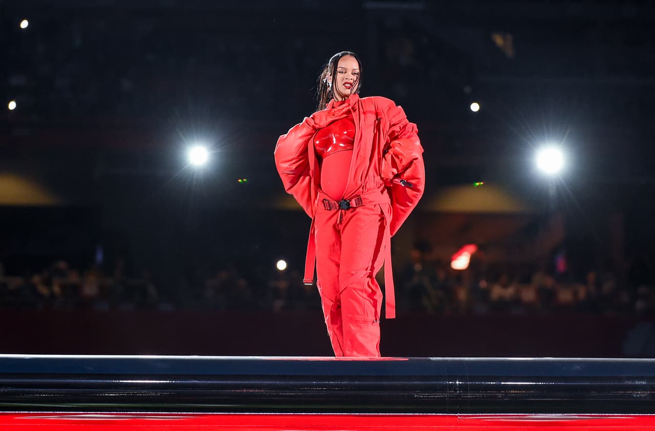 Rihanna revela que está embarazada por segunda vez durante su show del medio tiempo en el Super Bowl
<br>