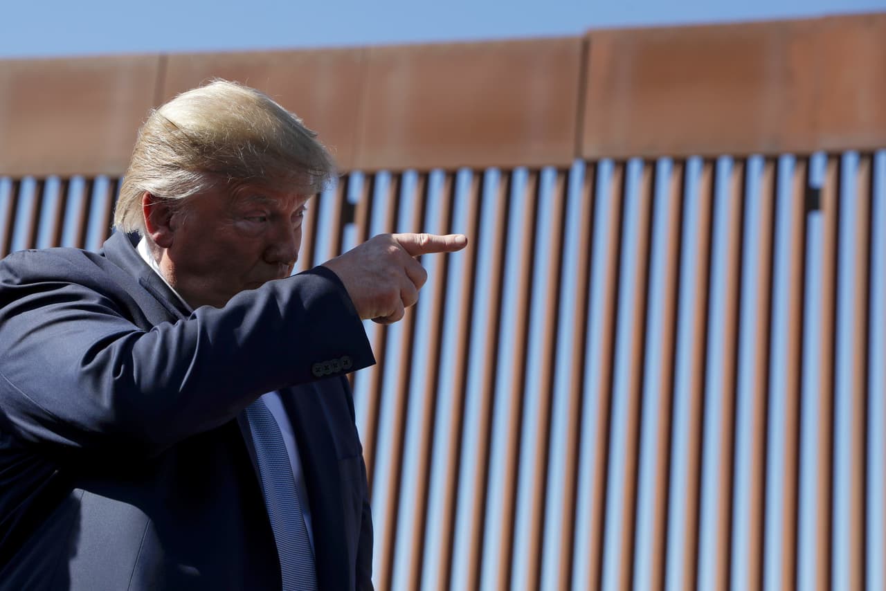 "Cuando se construya el muro, será prácticamente imposible pasar ilegalmente, y luego podremos tomar el control fronterizo y ponerlos en los puntos de entrada", dijo Trump, quien lleva una serie de victorias legales recientes en cuestiones migratorias.