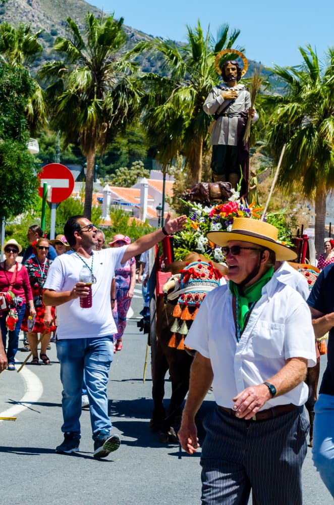 Esto es importante porque cuando el rey Felipe III estaba gravemente enfermo y a punto de morir, escuchó sobre Isidro y, al ser exhumado, se le fue la enfermedad y se curó. Por eso intercedió ante el Papa por él para que lo canonizaran. Y así fue, en el año 1622 junto a otras figuras como Santa Teresa, San Ignacio de Loyola, San Francisco Javier y San Felipe Neri.