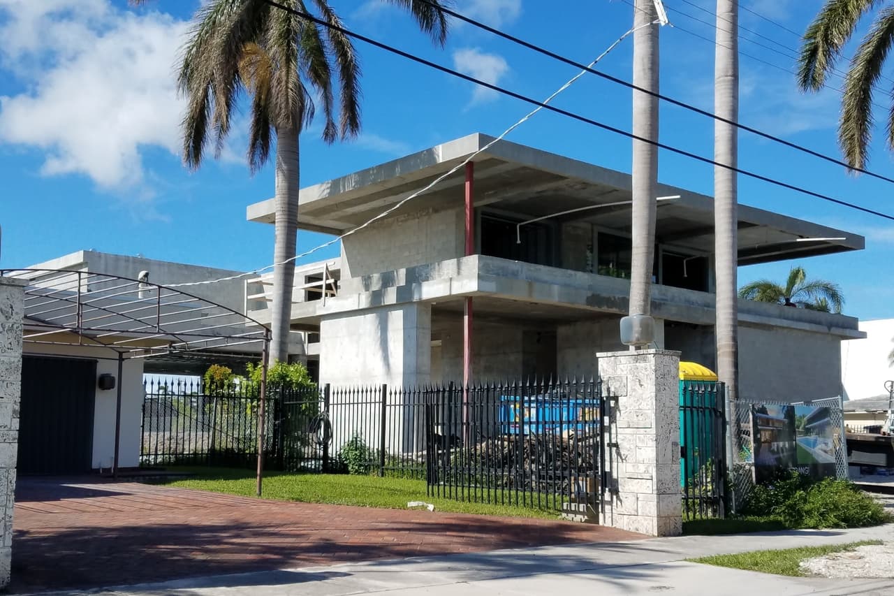 La pareja fue vista por un paparazzi mientras visitaba este lugar en construcción. Nicky tendría como vecina a la cantante mexicana Paulina Rubio.
