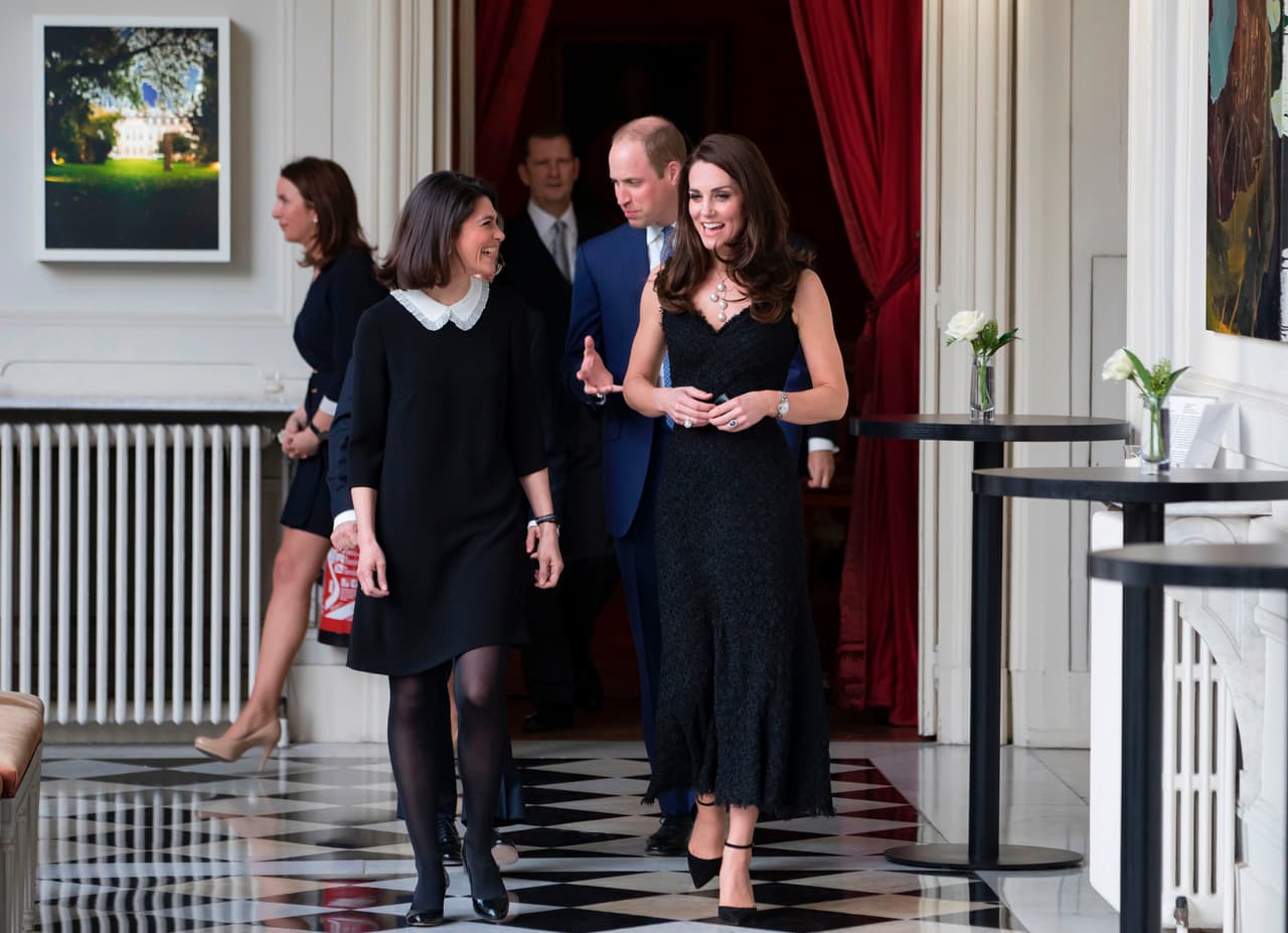 Para la recepción, la duquesa de Cambridge se cambió a un vestido negro Alexander McQueen.