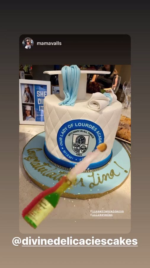 No podía faltar el pastel temático sobre su graduación.
<br>