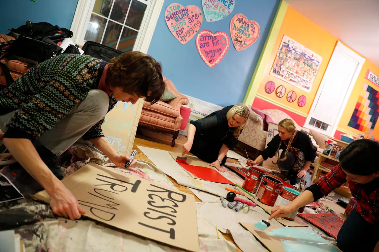 Algunos activistas se han reunido para elaborar los carteles que se distribuirán a los opositores del nuevo gobierno en diferentes actos de protesta previstos para el día de la toma de posesión y posteriores.