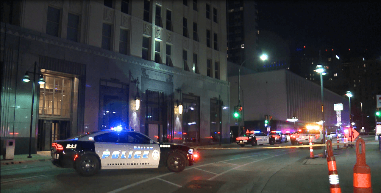 Un joven de 19 años fue encontrado baleado en el centro de Dallas. 