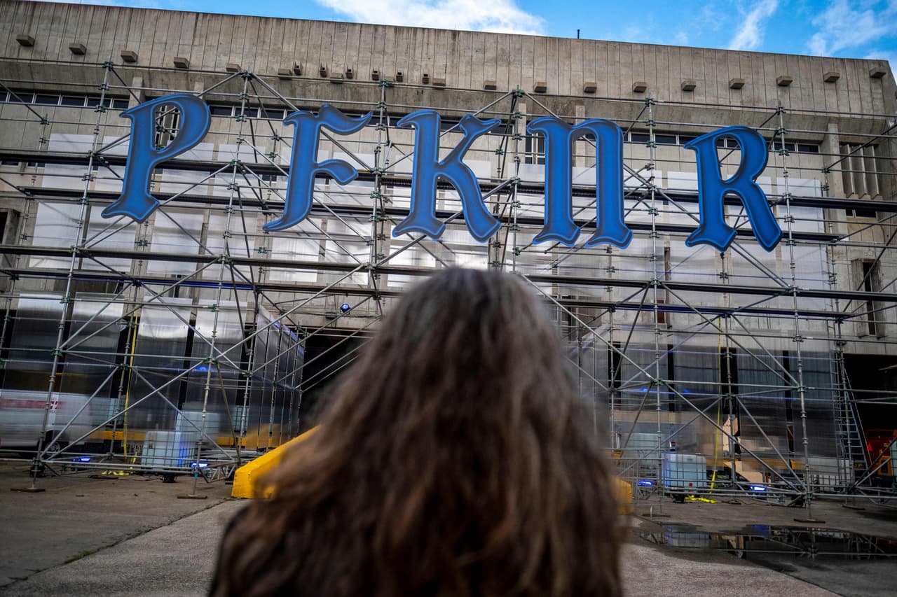 Mientras esperaban a que comenzara el concierto, sus fans no tuvieron tiempo para el aburrimiento. En el cercano edificio del coliseo Roberto Clemente se recreó un museo interactivo con piezas representativas de la carrera del artista.