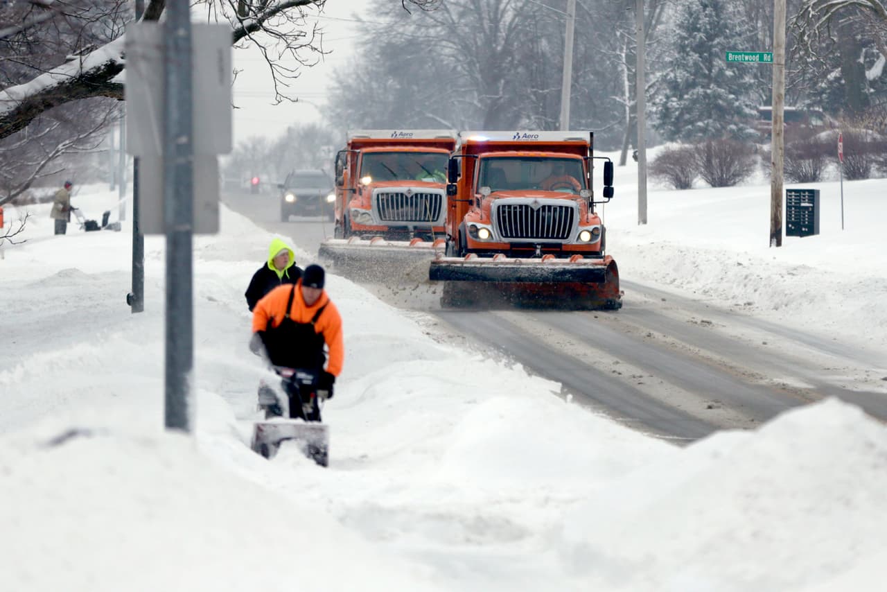 Residentes y empleados municipales de Omaha, en Nebraska, participan en la limpieza de las calles y vías totalmente cubiertas de gruesas capas de nieve.