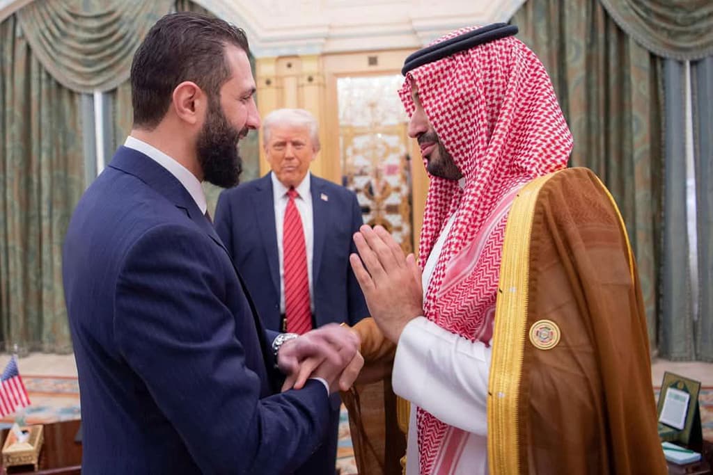 Imagen divulgada por el Palacio Real saudita del encuentro de Trump y el príncipe heredero Mohammed bin Salman con el presidente sirio Ahmad al-Sharaa.