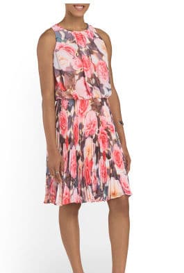 Maggy London Pleated Floral Dress, 39.99 dólares en TJMaxx