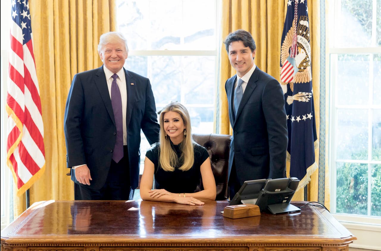 <b>Dia 25/Febrero 13: </b>El presidente 
<a href="https://www.univision.com/temas/donald-trump" target="_blank">Donald Trump</a> y el primer ministro canadiense, Justin Trudeau, aseguraron en una
<a href="https://www.univision.com/noticias/politica/primer-encuentro-entre-trump-y-trudeau-unidos-por-los-tratados-comerciales-distanciados-por-politicas-migratorias"> rueda de prensa en la Casa Blanca tras su primer encuentro </a>que uno de los objetivos comunes de la agenda bilateral es la seguridad y que trabajarán en los próximos años en fortalecer los lazos comerciales y en unir esfuerzos en la lucha contra amenazas como el terrorismo. "Nuestras dos naciones comparten mucho más que una frontera, compartimos los mismos valores, el mismo amor por la libertad y una defensa colectiva. Las tropas canadienses y estadounidenses han luchado juntas en batalla (...) En estos tiempos peligrosos es aún más importante continuar fortaleciendo nuestra vital alianza", dijo Trump.
<br>