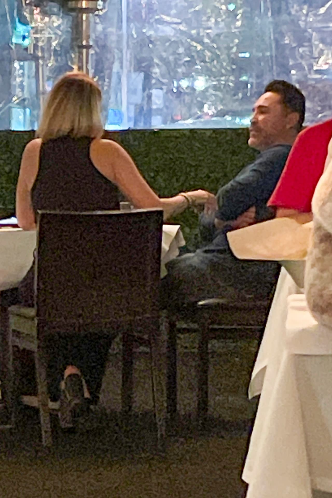 La nota de prensa indica que la también actriz y estrella de reality show le estaba exigiendo 62,5 millones de dólares a De La Hoya, lo que representaba la mitad de la fortuna que el atleta ganó durante los 31 meses que vivieron juntos.