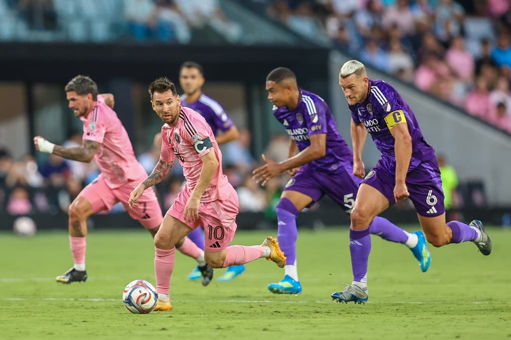 El delantero del Inter Miami, Lionel Messi, controla el balón mientras es seguido por varios jugadores del Orlando City