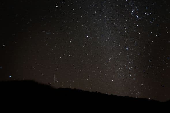 Algunas de esas partículas son muy pequeñas y generalmente se consumen antes de caer al suelo y por eso las llamamos “estrellas fugaces” aunque no son estrellas, por supuesto, sino meteroides, y si son muy grandes se les llama meteoritos. Por: Profesor Zellagro