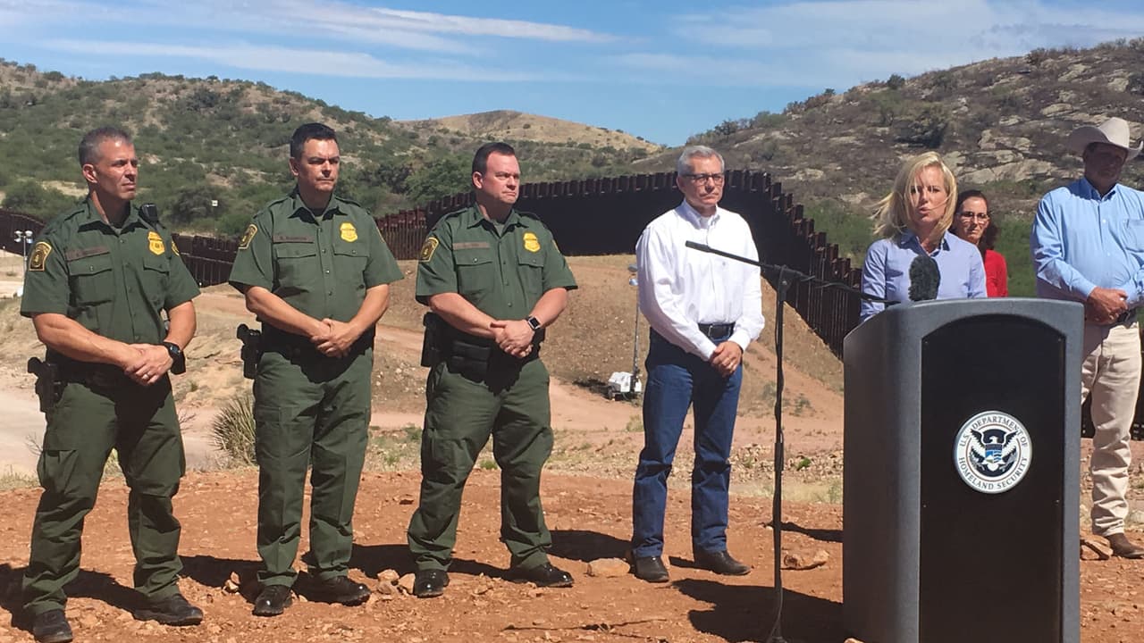 Desde la frontera con México, Kirstjen Nielsen promete enjuiciar por igual a indocumentados y coyotes por violar la ley