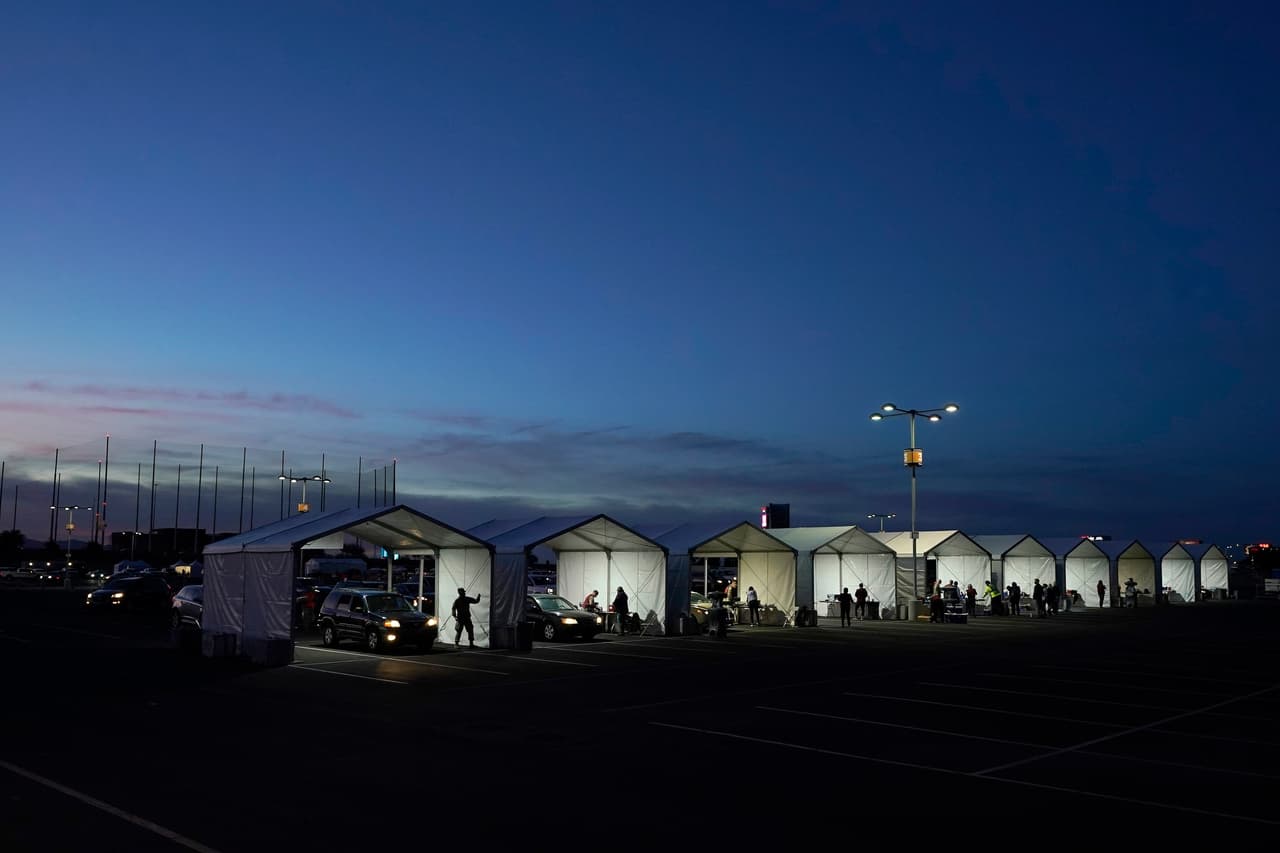 Varias carpas están instaladas en el estacionamiento del State Farm Stadium, en Glendale, Arizona, para que las personas que se hayan registrado puedan recibir sus vacunas covid-19.