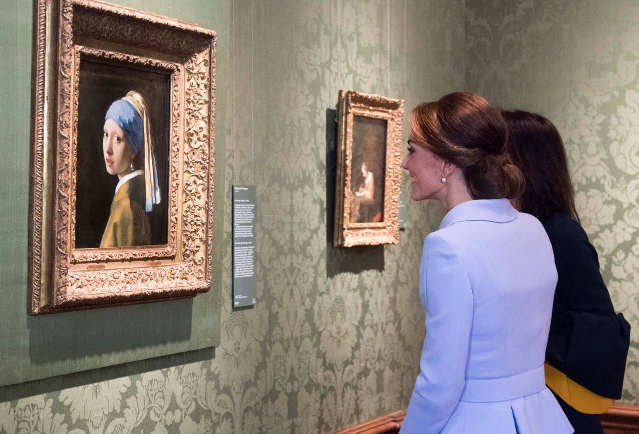 Escuchando detalles de la obra clásica.