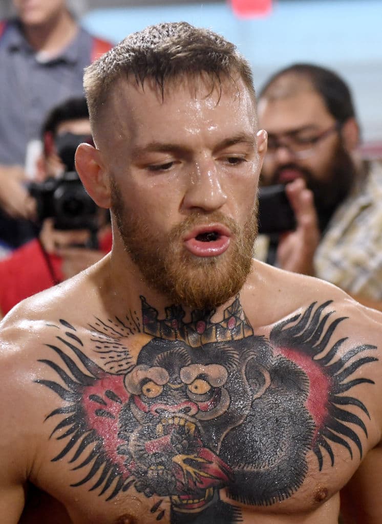 Conor escogió el gorila porque es la imagen de su gimnasio y aparte decidió ponerle la corona porque el se siente como el rey gorila.