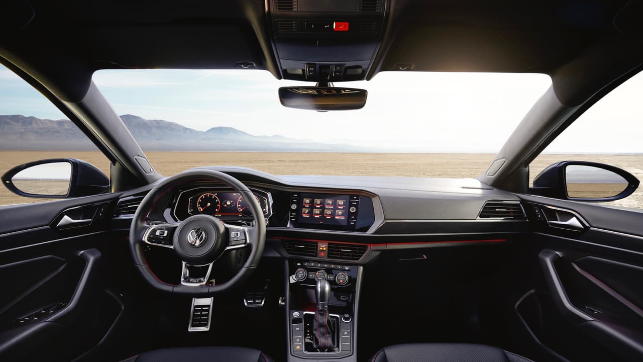 El Volkswagen Jetta GLI cuenta con una lista impresionante de tecnologías orientadas a la 
<b>conveniencia y comodidad de sus ocupantes</b> como asientos con calefacción, control climático con de dos zonas, iluminación exterior automática, acceso sin llave, botón de encendido, limpiaparabrisas sensibles a la lluvia y espejo retrovisor con oscurecimiento automático.