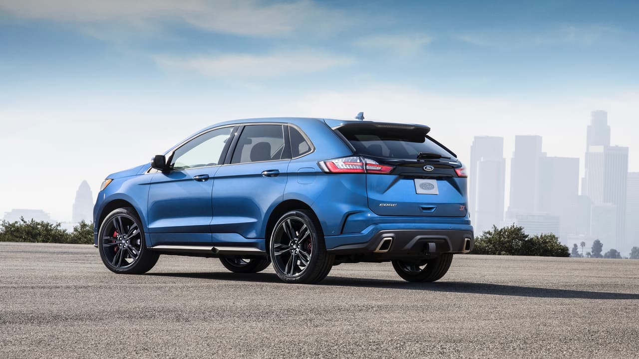 La Ford Edge ST 2019 cuenta también con un
<b> sistema de suspensión calibrado </b>para manejo agresivo complementado por la posibilidad de seleccionar un 
<b>modo de manejo <i>Sport</i></b> que modifica la reacción de acelerador, alarga los radios de los cambios de la transmisión llevado a las revoluciones cerca de la línea roja y permite recortes de velocidad más fuertes. Los conductores de la Edge ST también podrán cambiar de velocidad manualmente a través de 
<b>paletas de cambios</b> a los lados del volante.
<br>
<br>En su parte trasera se la reconoce por las puntas de escape cuadradas y por supuesto por el emblema ST.
