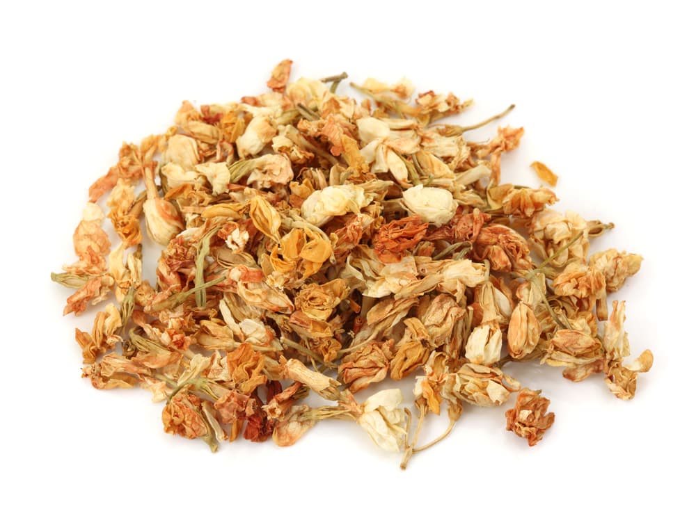 Ahora, suma unas cuantas flores secas de jazmín.