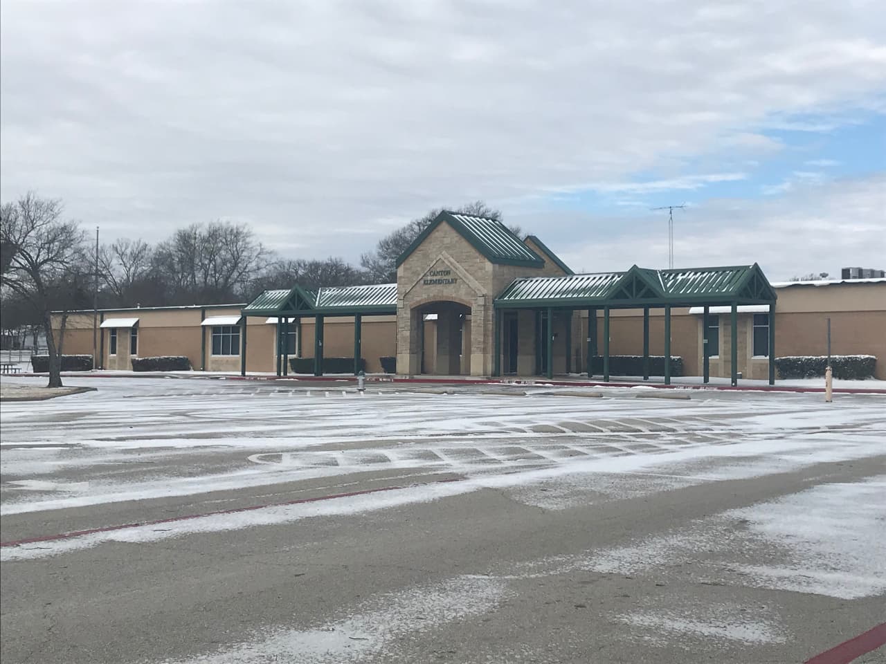 Decenas de distritos escolares suspendieron clases o retrasaron su inicio el martes. En Canton, se cancelaron.