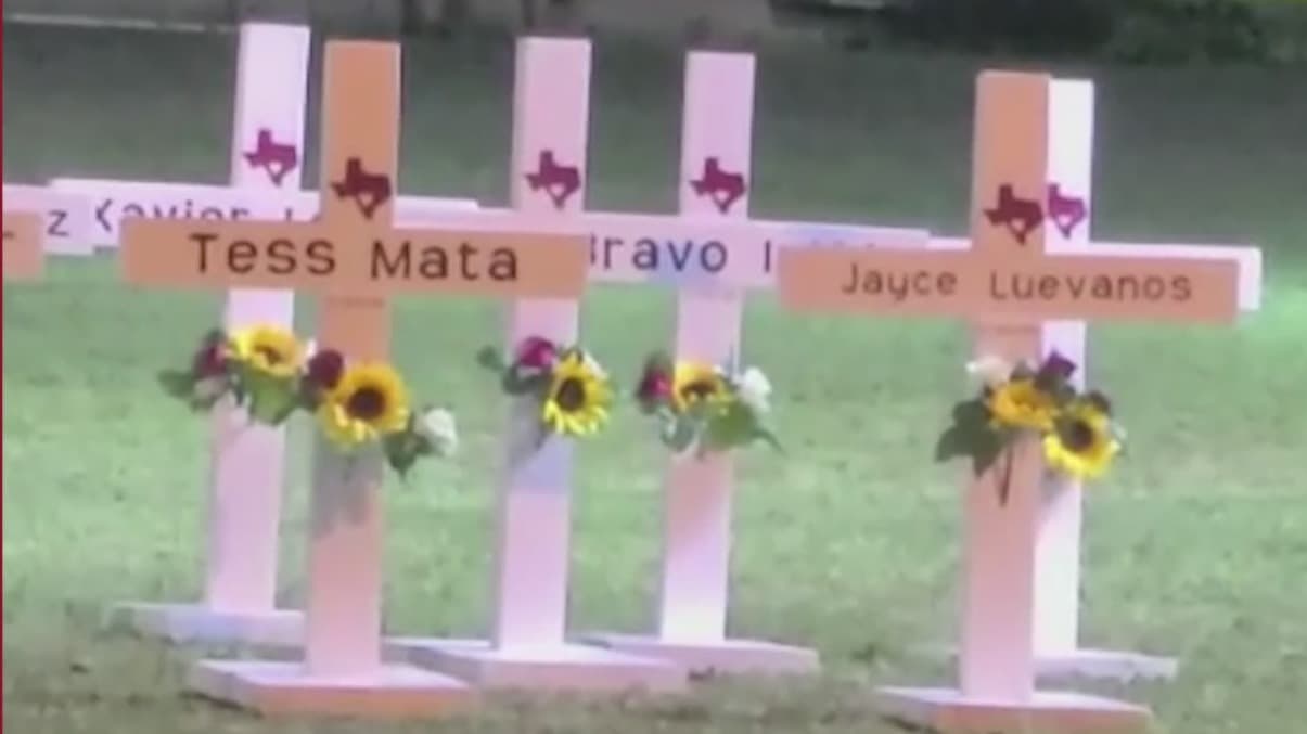 Padres de familia y amigos de las víctimas hicieron también un memorial con 21 cruces en la primaria Robb en Uvalde, Texas.
<br>