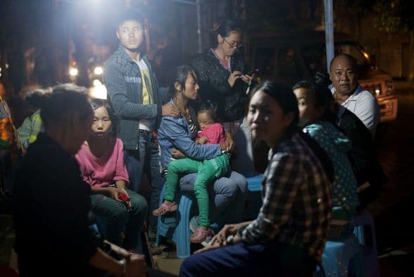 Los socorristas comenzaron desde entrada la tarde a trasladar miles de tiendas de campaña, camas desplegables, mantas y ropa de abrigo a la región afectada.