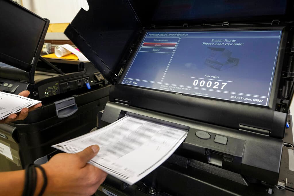 Videos alterados y sitios falsos: las tácticas de Rusia, China e Irán para sembrar dudas sobre las elecciones de EEUU